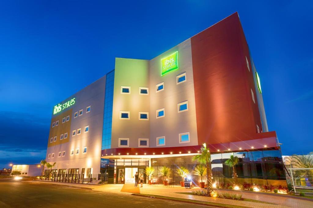 ホテル Ibis Styles ビリグイ エクステリア 写真