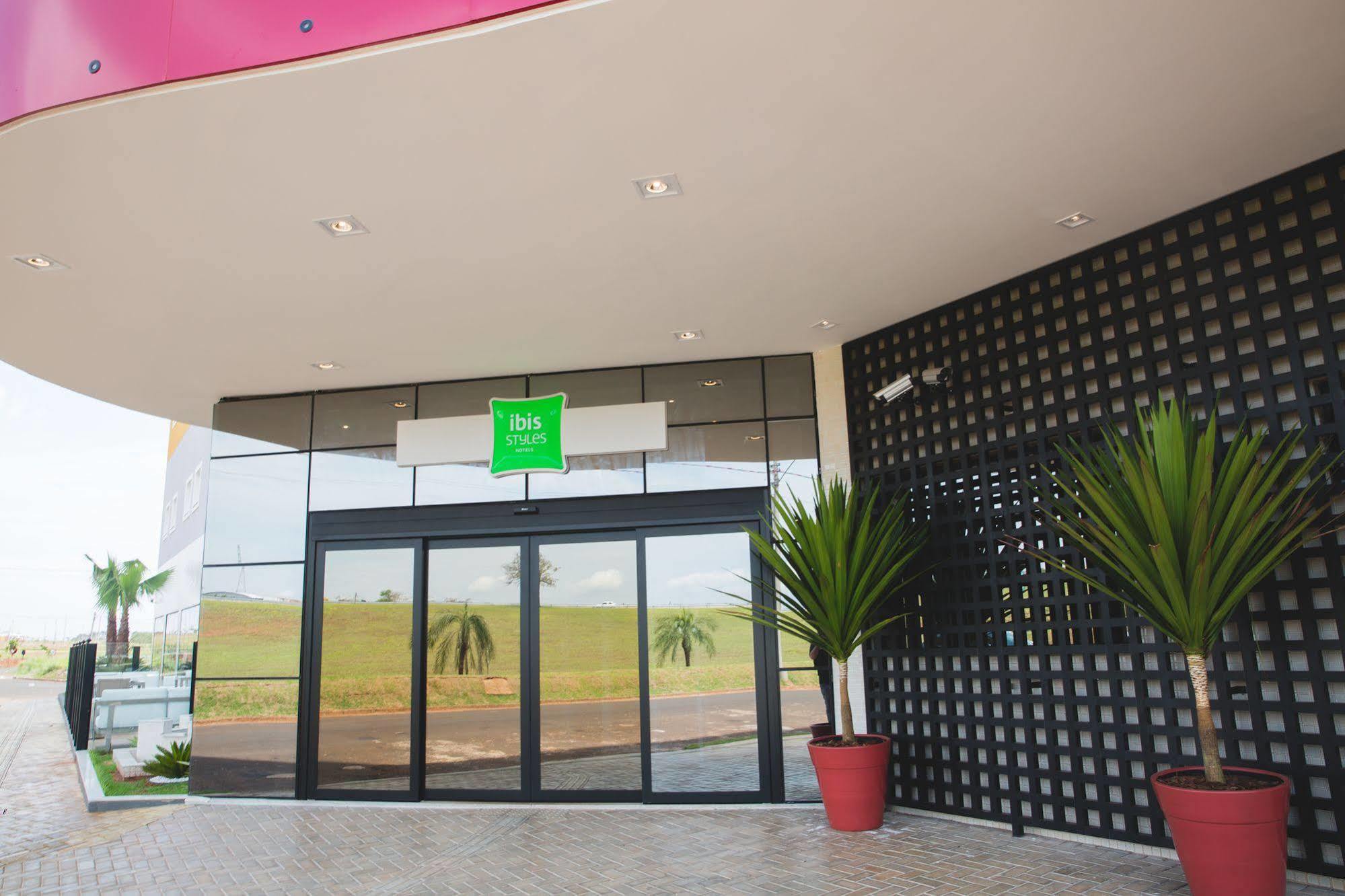 ホテル Ibis Styles ビリグイ エクステリア 写真